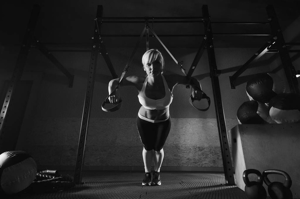 Fitness-Frau trainiert auf dem Trampolin im Fitnessstudio - Foto, Bild