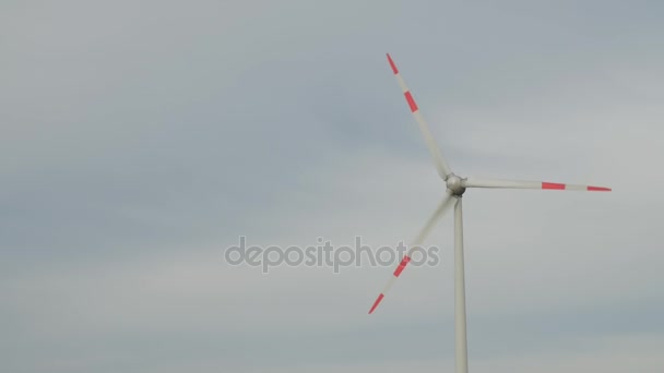 Turbinas eólicas regulares girando en el viento sobre un cielo azul
. - Imágenes, Vídeo