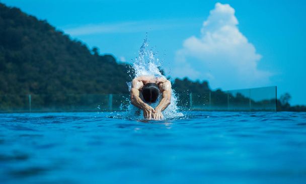 Jeune athlète nageant dans l'océan
 - Photo, image