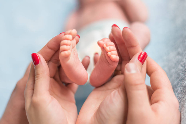 Pies de bebé en manos de madre - Foto, Imagen