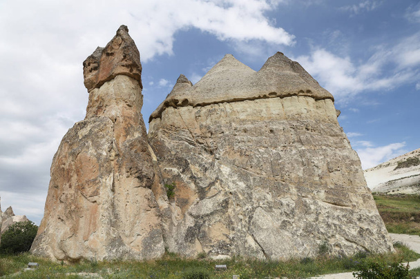 A Pasabag szerzetesek völgyben, Cappadocia sziklaalakzatok - Fotó, kép