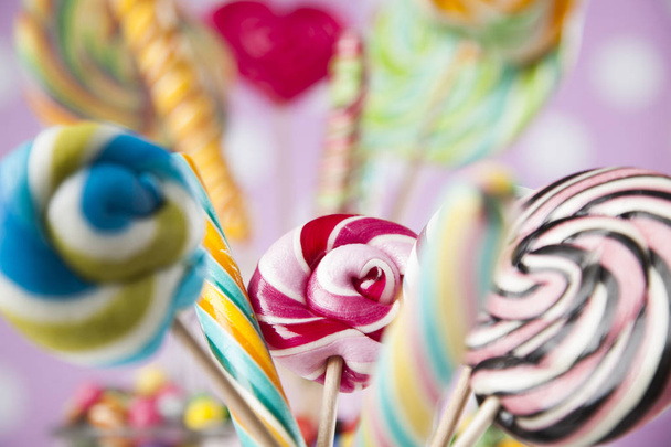 Piruletas de colores y diferentes caramelos
  - Foto, imagen