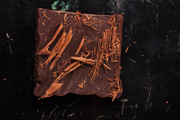 shredded chocolate on chocolate  block - Foto, immagini