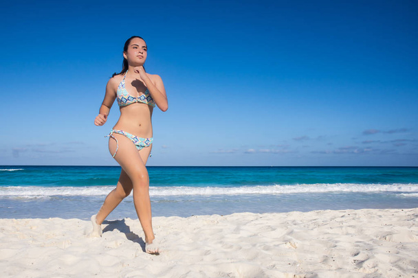Jeune fille profitant de vacances dans la mer des Caraïbes
 - Photo, image