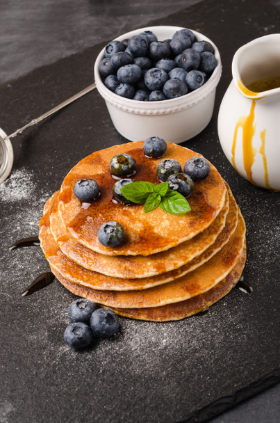 Stapelweise Pfannkuchen mit frischem Blaubeer- und Karamellsirup - Foto, Bild