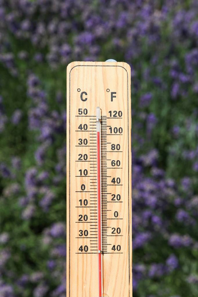 Thermometer op de zomerhitte met warme temperatuur  - Foto, afbeelding