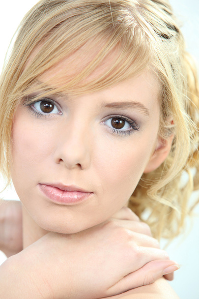 Closeup of a beautiful young woman wearing makeup - Foto, Bild