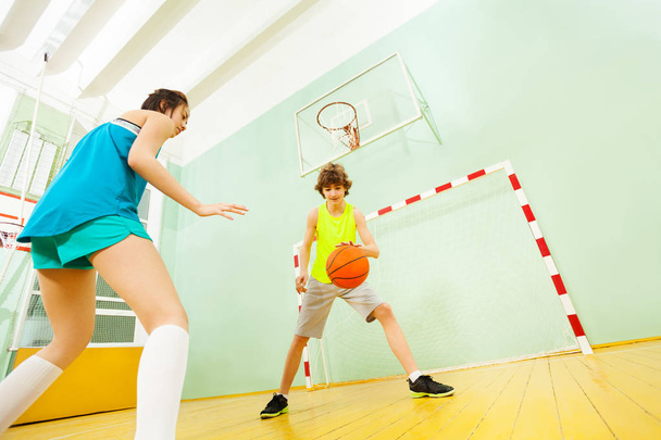 boy and girl playing basketball  - Foto, Bild