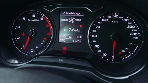 Een zwarte moderne dashboard van een luxe auto  - Video