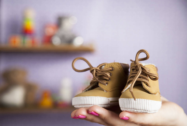Zwangere vrouw schoenen - Foto, afbeelding