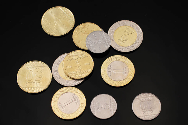 Válogatott Szaúd-arábiai érmék egy fekete háttér - Fotó, kép