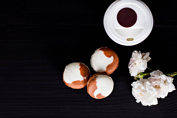 Macarons français classiques sur fond noir
 - Photo, image