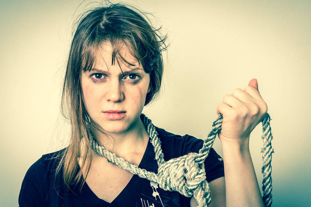 Femme avec une corde autour du cou - style rétro
 - Photo, image