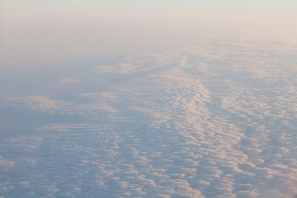 bulutlar düzlem gökyüzü manzara içinde gün batımında - Fotoğraf, Görsel