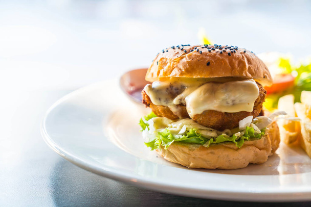fried chicken burger with cheese - Fotografie, Obrázek