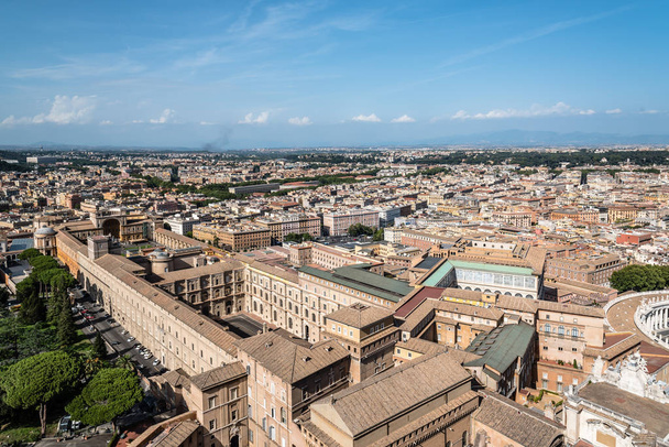 Вид с воздуха на музеи Ватикана с купола базилики
 - Фото, изображение