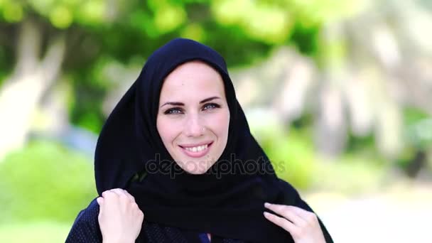 .Portrait de jeune femme arabe avec ses beaux yeux bleus
. - Séquence, vidéo