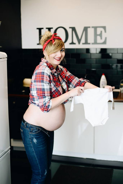Bella pin up stilizzata giovane donna incinta
 - Foto, immagini
