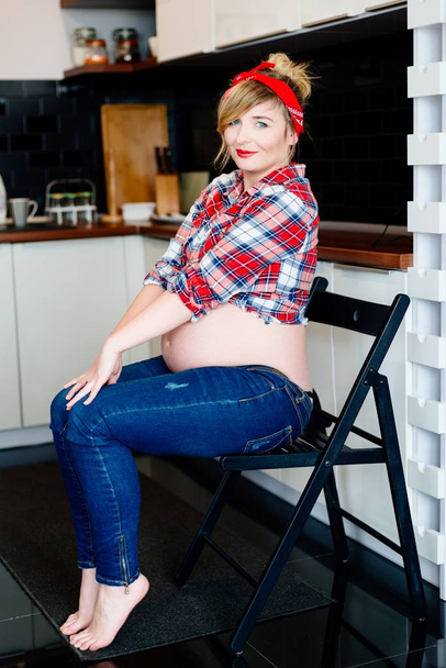Kaunis pin up tyylitelty nuori raskaana oleva nainen s
 - Valokuva, kuva