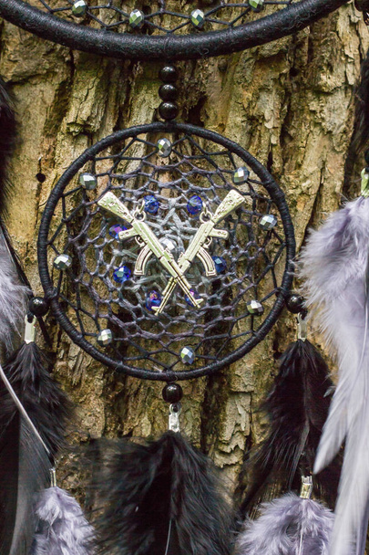 Ονειροπαγίδα κατασκευασμένα από φτερά, δέρμα, χάντρες και σχοινιά - Φωτογραφία, εικόνα