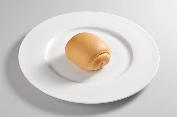 Plato redondo con pan leche
 - Foto, imagen