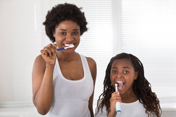 Mother And Daughter Brushing Teeth - Foto, imagen