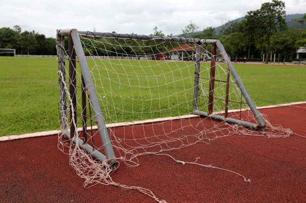 Старий маленький футбольний гол зі сльозогінною сіткою знайшов у футбольному полі
 - Фото, зображення