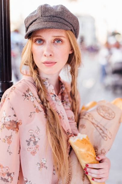 Young model stand on the street and hold bread with bike - Fotografie, Obrázek