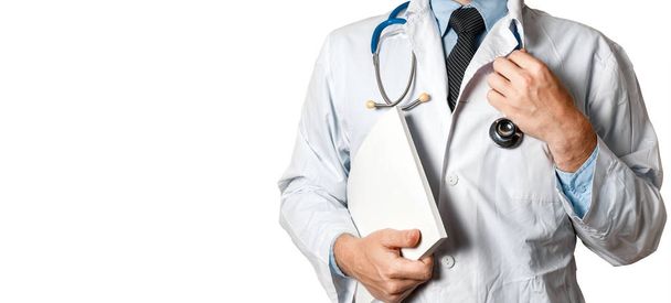 Closeup mannelijke arts met de stethoscoop. Gezondheidszorg geneeskunde Concept - Foto, afbeelding