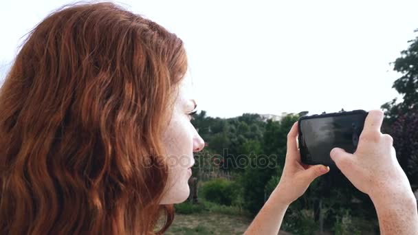 Young redhead girl taking photo - Footage, Video