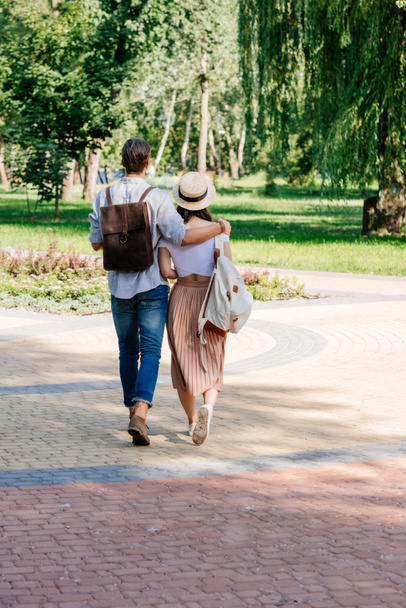 couple walking in summer park - Foto, afbeelding