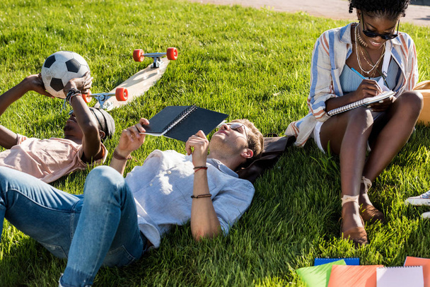 étudiants multiethniques qui étudient dans le parc
 - Photo, image