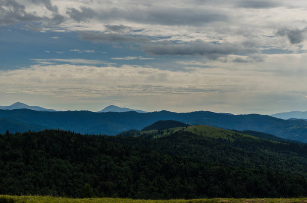 Karpaattien vuoristomaisema näkymä Jaremche
 - Valokuva, kuva