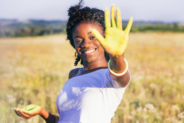 afrikai-amerikai nő mutató kéz por - Fotó, kép
