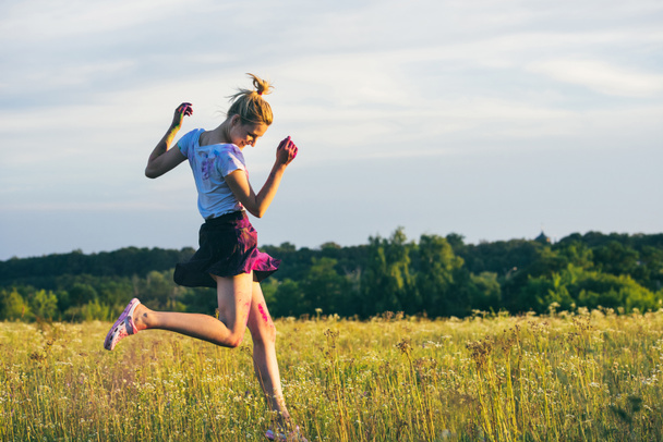 vrouw springen in veld - Foto, afbeelding