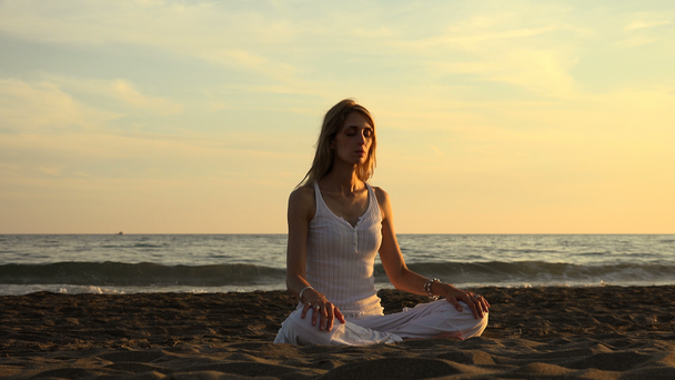 Lotus θέση (γιόγκα) στην παραλία το ηλιοβασίλεμα: χαλάρωση, διαλογισμό, υγειονομική περίθαλψη - Πλάνα, βίντεο