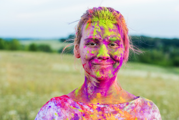 Mujer con pintura colorida en la cara
 - Foto, imagen