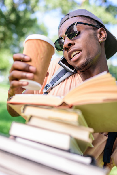 Junger Mann mit Bücherstapel - Foto, Bild