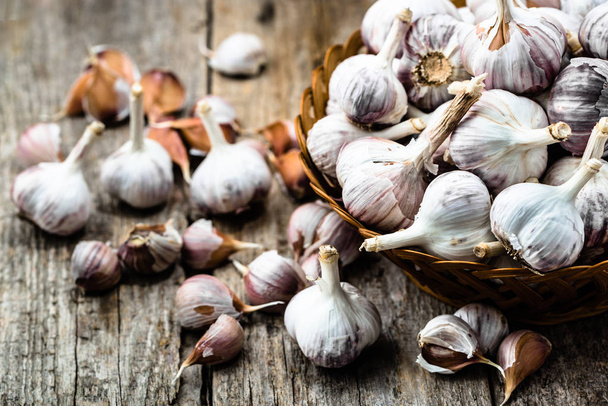Bulb of garlic. Farm fresh vegetables from local market. - Foto, imagen