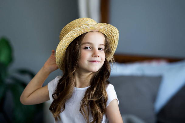 Retrato de uma linda menina em um estúdio de chapéu de palha
 - Foto, Imagem