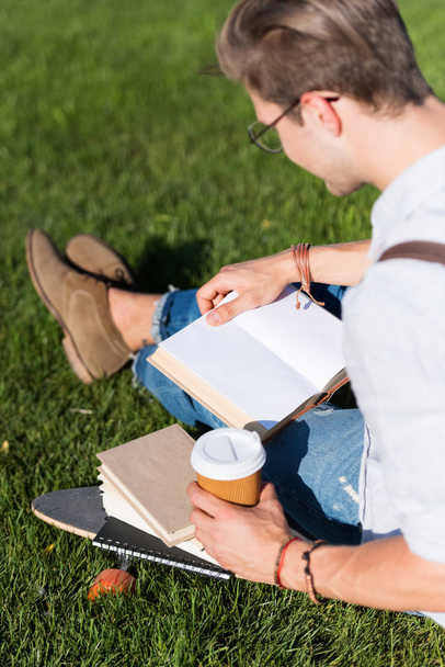 Человек читает книгу в парке
 - Фото, изображение