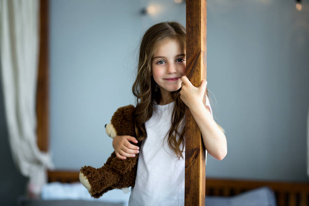Muotokuva kaunis tyttö ruskea lelu karhu
 - Valokuva, kuva