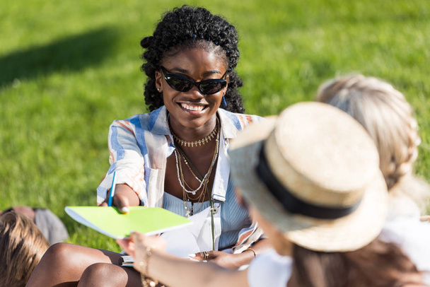 Multiethnische Studenten lernen im Park - Foto, Bild