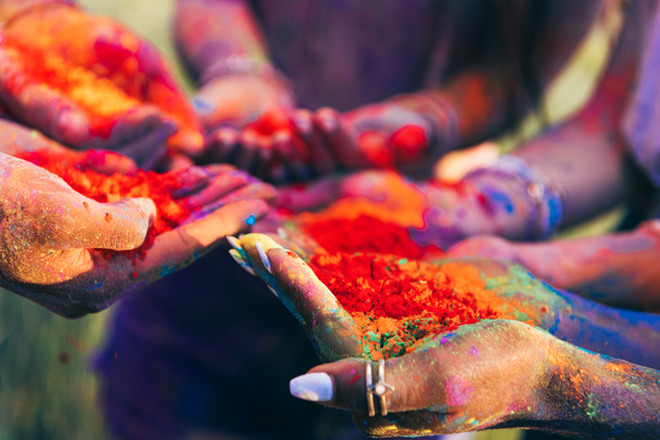 gente sosteniendo pintura colorida
 - Foto, imagen