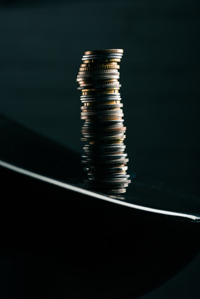 stapel van munten op tafel - Foto, afbeelding