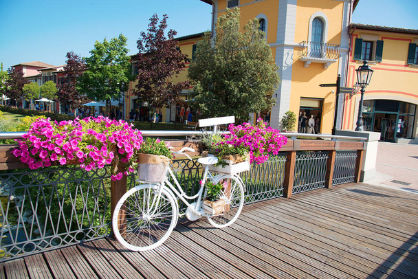 Bicicleta blanca en el puente. Ciudad de Barberino, Italia
. - Foto, imagen