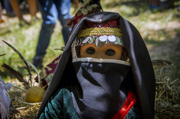 Karahunj 村、アルメニアの桑祭で伝統的な民族アルメニア衣装の人形 - 写真・画像