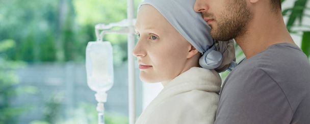 Woman with cancer and caring boyfriend - Photo, Image