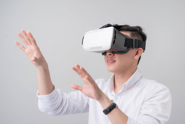 homem animado em óculos VR
 - Foto, Imagem