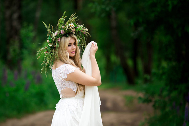 Retrato de una hermosa novia en un vestido blanco y una corona de F
 - Foto, imagen